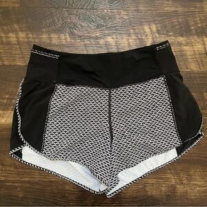 Lululemon athletica W7ANUS real quick black white perforated 3.5” shorts 6